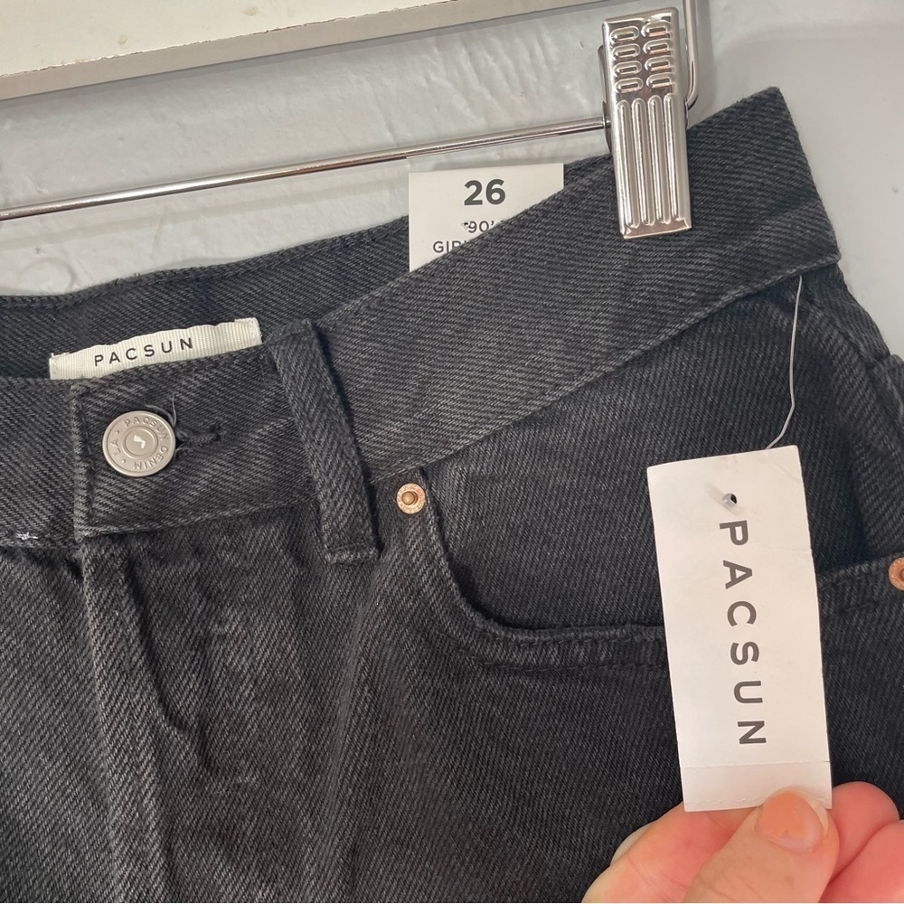 PacSun NWT 90’s Girlfriend Black Raven Denim Jean Shorts Frayed Hem Waist 26” - Picture 2 of 8